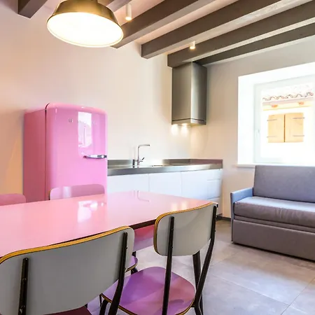 Casa Kaki - Eco Friendly With Parking & Private Courtyard