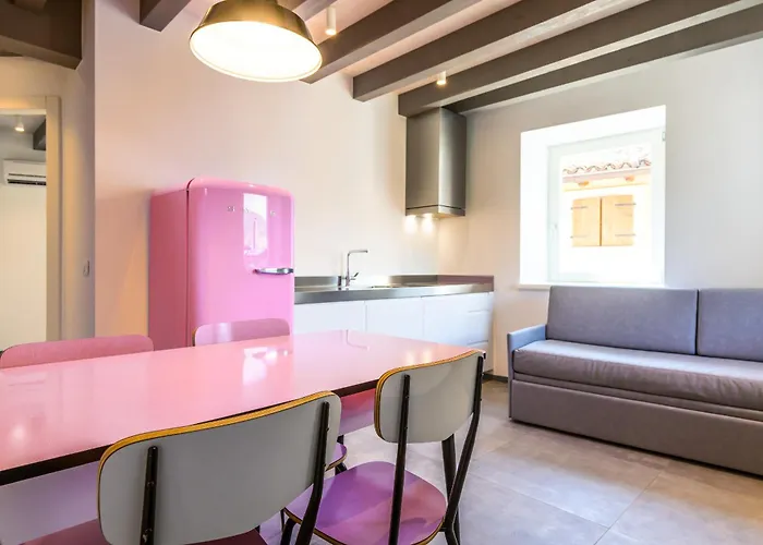 Casa Kaki - Eco Friendly With Parking & Private Courtyard