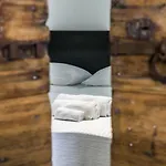 Casa Kaki - Eco Friendly With Parking & Private Courtyard 아파트 *