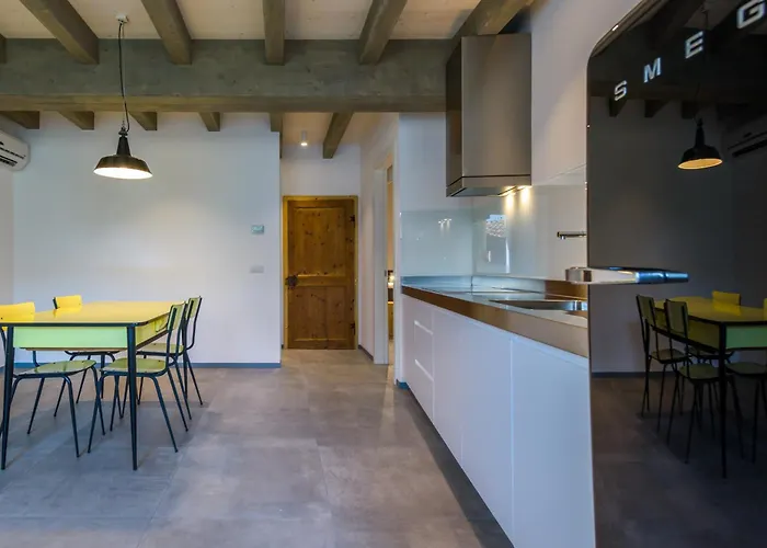 アパート Casa Kaki - Eco Friendly With Parking & Private Courtyard マルチェージネ